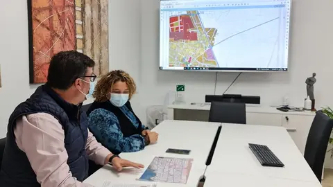 El nuevo alcalde de San Bartolomé, Isidro Pérez, consultando el documento.