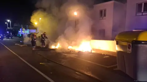 Imagen de la actuación de los bomberos en una de las calles de Puerto del Carmen cerca de unas viviendas