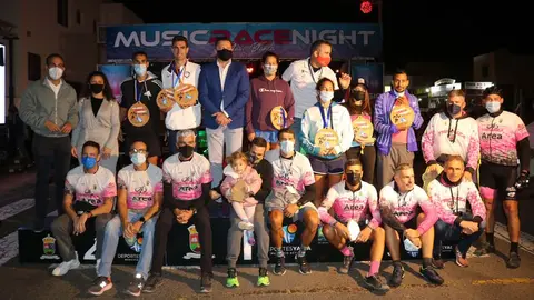 Foto de familia ganadores con organización