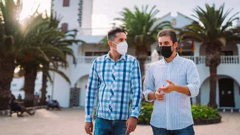 Los dos concejales del PP en la plaza del Ayuntamiento de San Bartolomé.