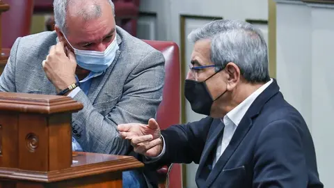 Luis Campos y Román Rodríguez en el Parlamento.