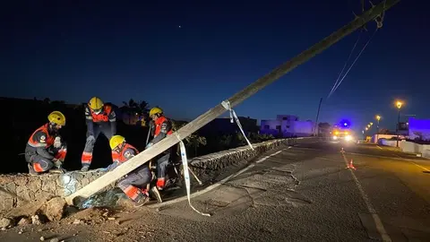 Los bomberos retiran un poste que entorpecía el tráfico en Tinajo.