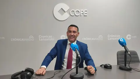 Oswaldo Betancort en el estudio de Crónicas Radio-COPE Lanzarote.