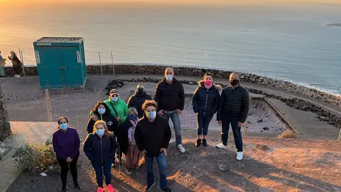 Los integrantes de Nueva Canarias en la zona donde se han realizado las obras.