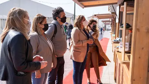 Autoridades municipales en la inauguración del Mercado de Navidad