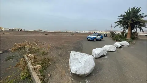 Acceso a la calle Guipuzcua cortado por las piedras