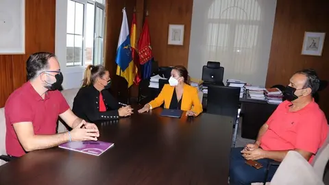 Imagen de la primera reunión que mantuvieron los responsables del PSOE y de Podemos en el Cabildo