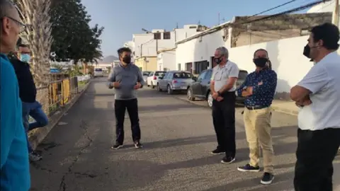 Imagen de la reunión del concejal Armando Santana con los vecinos de la zona. 