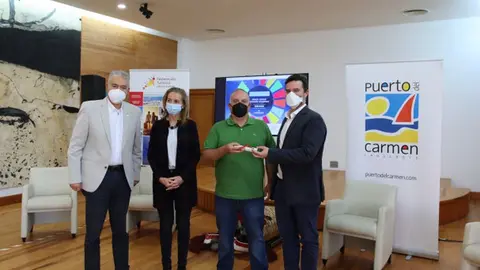 Acto de entrega de la certificación con la presencia del alcalde de Tías, José Juan Cruz.