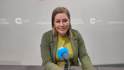 La alcaldesa de Arrecife, Astrid Pérez, en el estudio de Crónicas Radio - Cadena Cope.