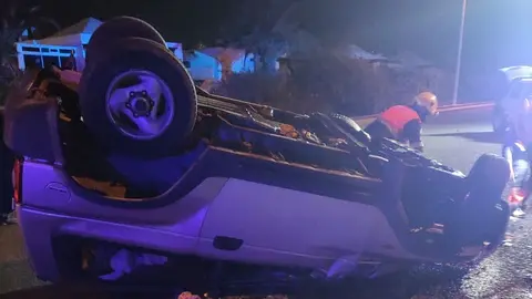 Imagen del accidente en el momento en el que intervinieron los bomberos