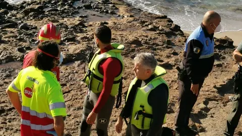 Momento del operativo que se montó este domingo para el rescate de la persona que cayó al mar