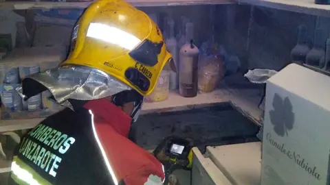 Imagen de uno de los bomberos que participó en el operativo una vez que se controló el incendio.