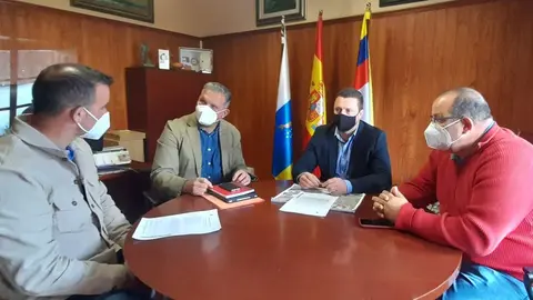Alfredo Mendoza en la reunión mantenida con Óscar Noda, Ángel Lago y Rubén Arca.