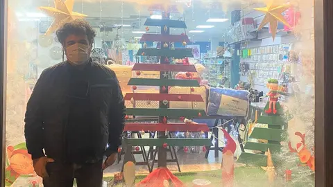 Imagen del escaparate de la tienda ganadora con el concejal de Comercio del Ayuntamiento de Arrecife, Armando Santana.