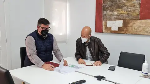 EL ALCALDE ISIDRO PÉREZ JUNTO AL CONCEJAL DE DEPORTES, RAÚL DE LEÓN