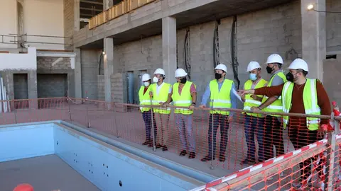 Galería perimetral en piscinas facilita su reparació