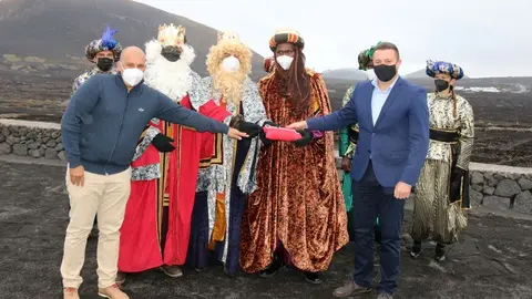 Javier Camacho y Óscar Noda con los Reyes en Yaiza