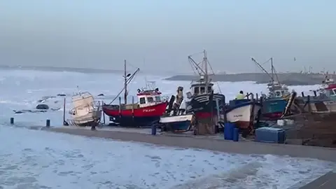 Imagen del momento en el que llegó el agua a la zona en la que se encontraban los barcos amarrados. 