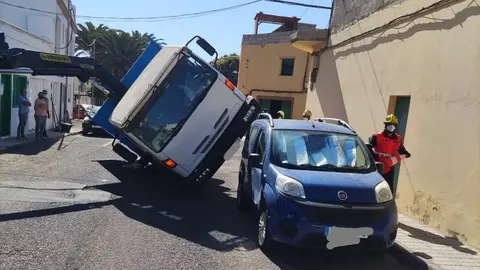 Actuación de los bomberos en el accidente provocado por el camión grúa en Argana Alta.