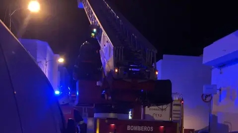 Actuación de los bomberos en la calle Muyay de Arrecife.