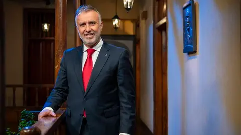 Ángel Víctor Torres, positivo en COVID ok