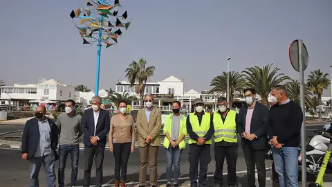 Integrantes de la Fundación César Manrique, del Cabildo y del Ayuntamiento de Tías durante la colocación de la escultura