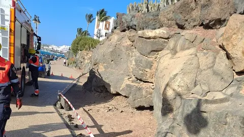 Lugar muy transitado del paseo de Playa Blanca donde los bomberos han colocado el precinto 