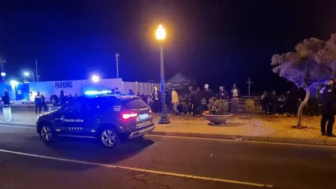 Imagen de los inmigrantes en el momento en el que fueron atendidos por los agentes de la Policía Local de Arrecife