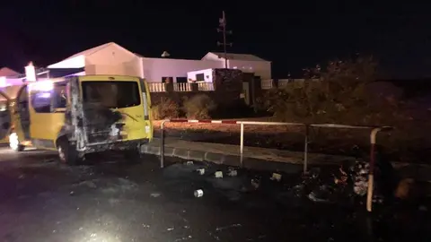 Imagen de cómo quedó una de las zonas afectadas por los incendios de madrugada y el vehículo que se vio afectado por el fuego