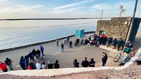 Los vecinos acudieron a la manifestación y escucharon atentos lo que les explicaron desde el Ayuntamiento
