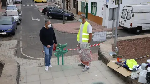 El consejero Alfredo Mendoza pasó a supervisar las obras de la escalera.