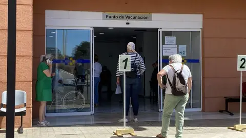 Imagen de gente que va a vacunarse en uno de los centros de Canarias.