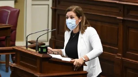Astrid Pérez en el Parlamento autonómico.