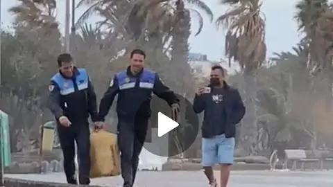 Momento en el que los dos agentes de la Policía Local trasladaban el fardo.