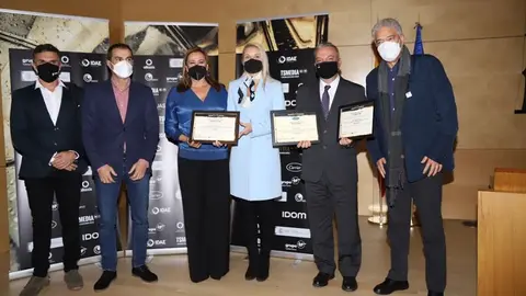 La presidenta del Cabildo junto a los responsables de los hoteles premiados.