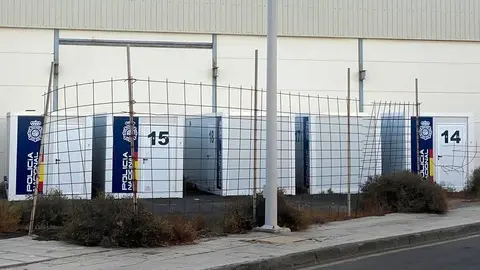 Imagen de cómo se encuentran los contenedores en los que va el campamento que se intentó montar en Arrecife.
