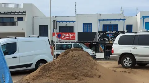 Imagen de uno de los montículos que se han hecho para distribuir la arena.