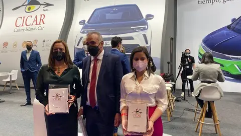 Mamerto Cabrera junto a la presidenta del Cabildo de Lanzarote y la consejera de Turismo del Gobierno canario este miércoles en Madrid.