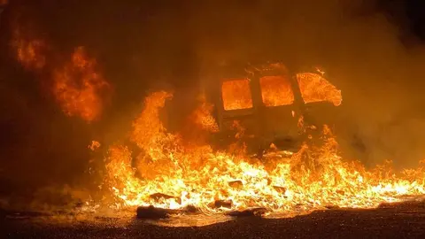 Imagen de uno de los vehículos ardiendo este jueves de madrugada.