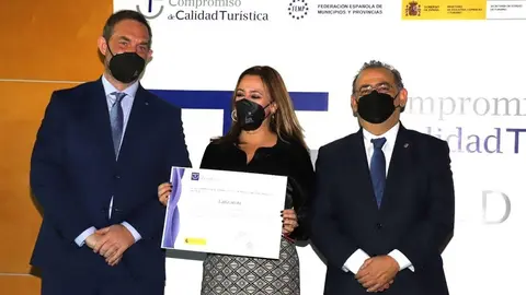 Momento de la entrega del galardón este jueves a la presidenta del Cabildo de Lanzarote.