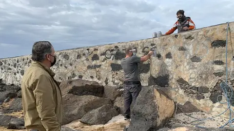 Limpieza grafitis en el Castillo de San Gabriel y el Puente de las  Bolas