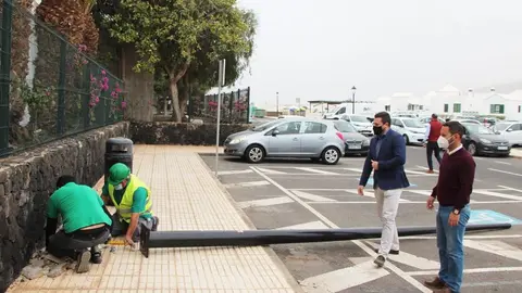 El alcalde de Yaiza se interesó por los trabajos.