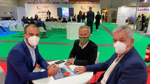 Yaiza reunido con Alfonso Llopart, director de la revista Shangay