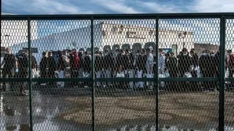 Imagen de inmigrantes controlados por la Policía enviada por el PP