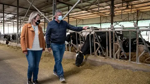 La consejera de Agricultura, Ganadería y Pesca del Gobierno de Canarias, Alicia Vanoostende, durante una visita reciente a la explotación de ganado vacuno.