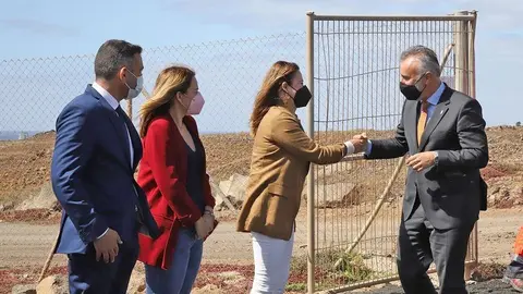 Oswaldo Betancort el día que acudió Ángel Víctor Torres a colocar la primera piedra de la residencia.