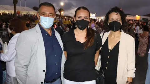 Begoña Hernández con sus compañeros del PSOE de Tinajo en la institución municipal