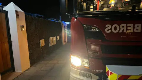 Imagen de los bomberos en el momento de acceder a la vivienda