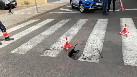 Imagen del socavón en las calles de Arrecife